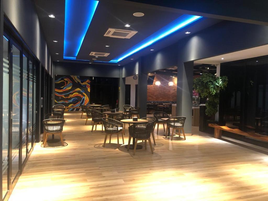 Grand Caman Hotel Bekasi Esterno foto