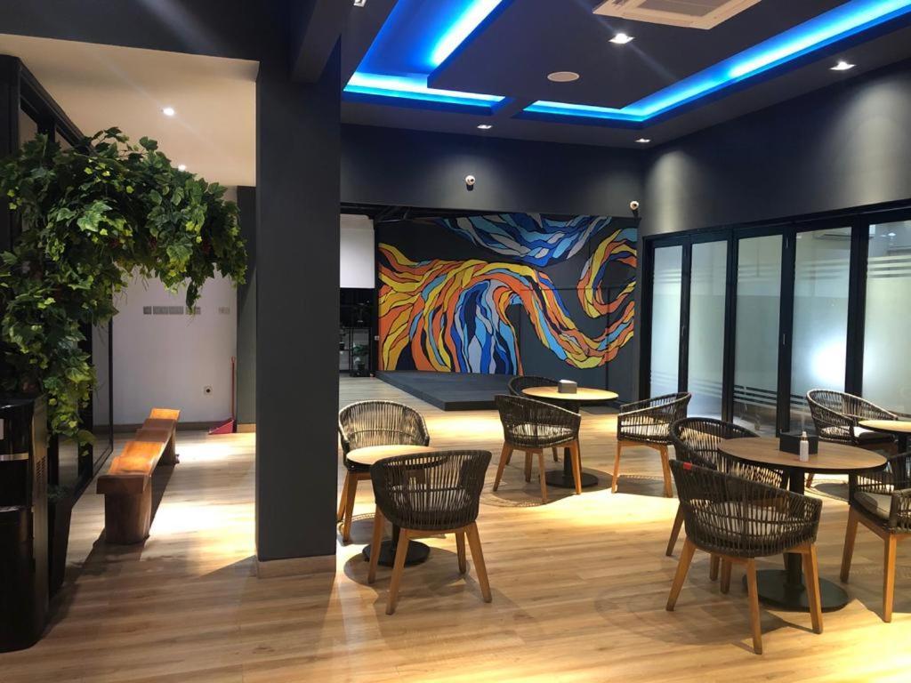 Grand Caman Hotel Bekasi Esterno foto