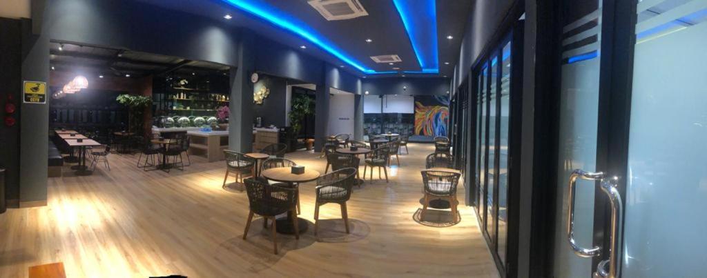 Grand Caman Hotel Bekasi Esterno foto