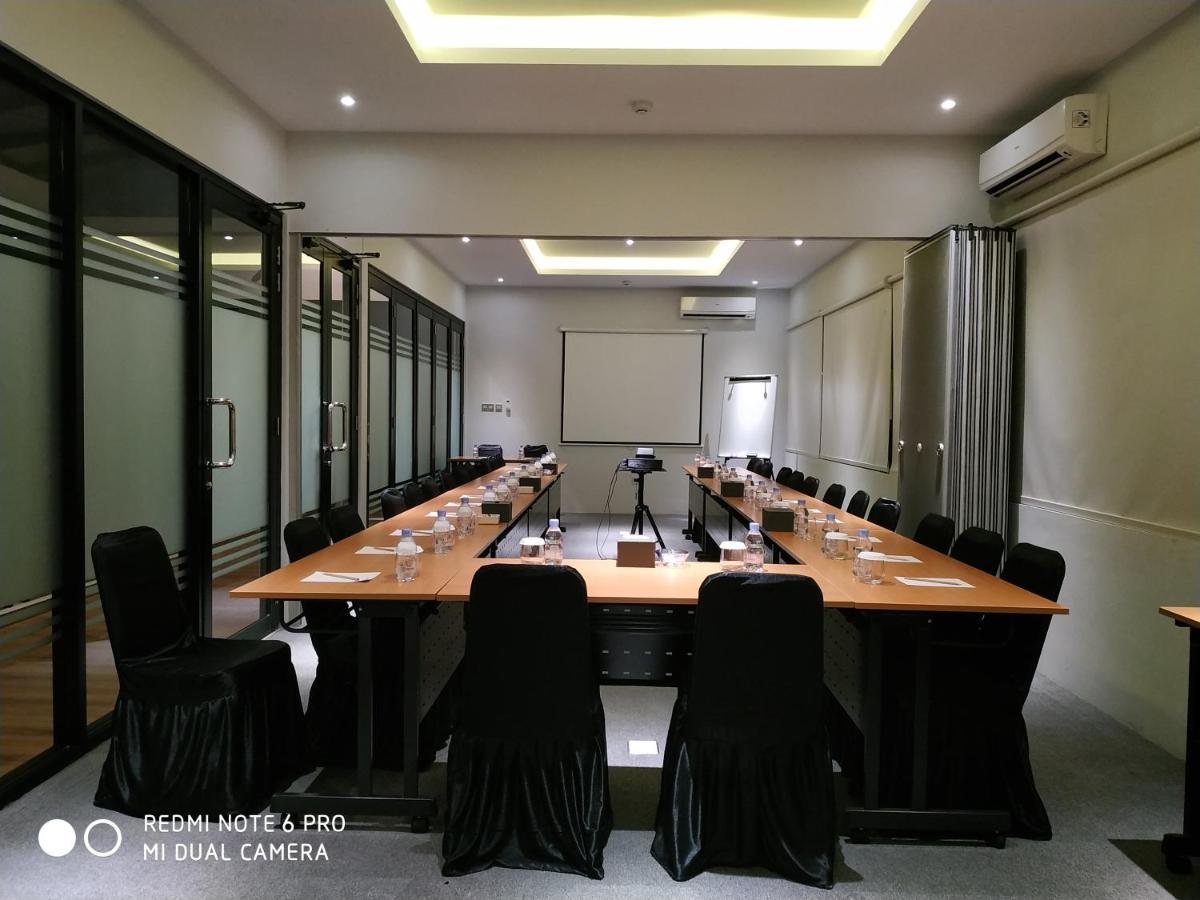 Grand Caman Hotel Bekasi Esterno foto